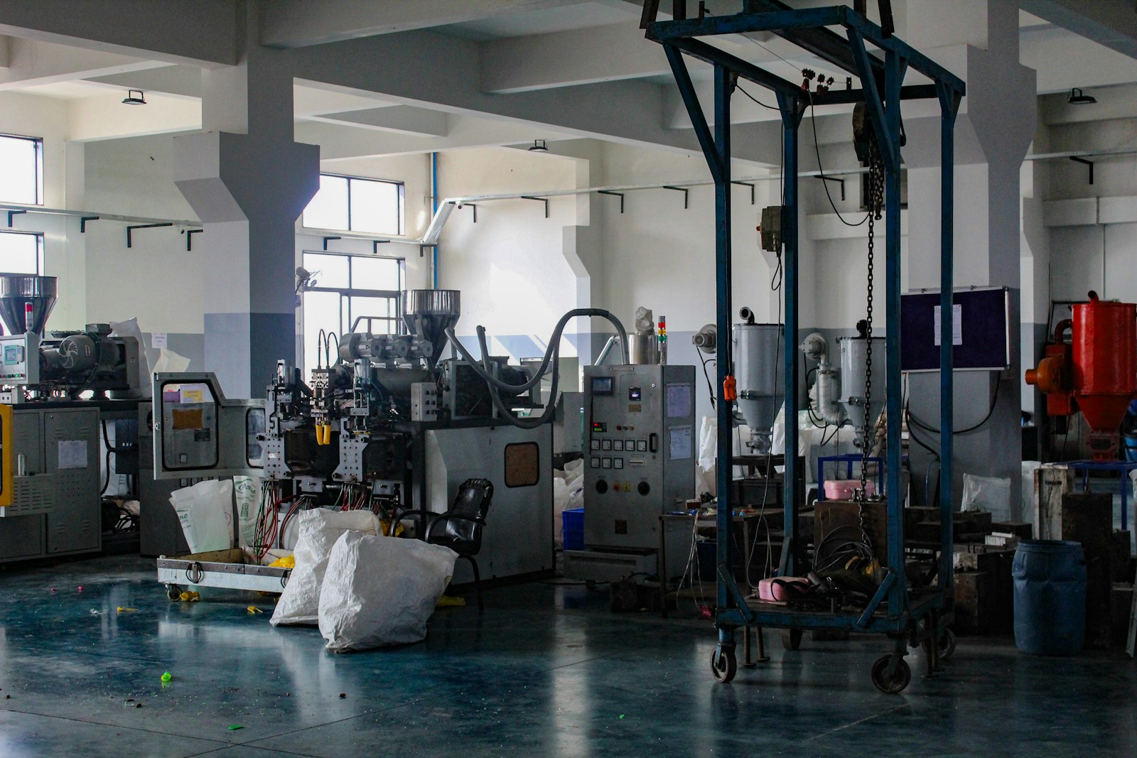 Endüstriyel üretim tesisinde makineler ve üretim hattı